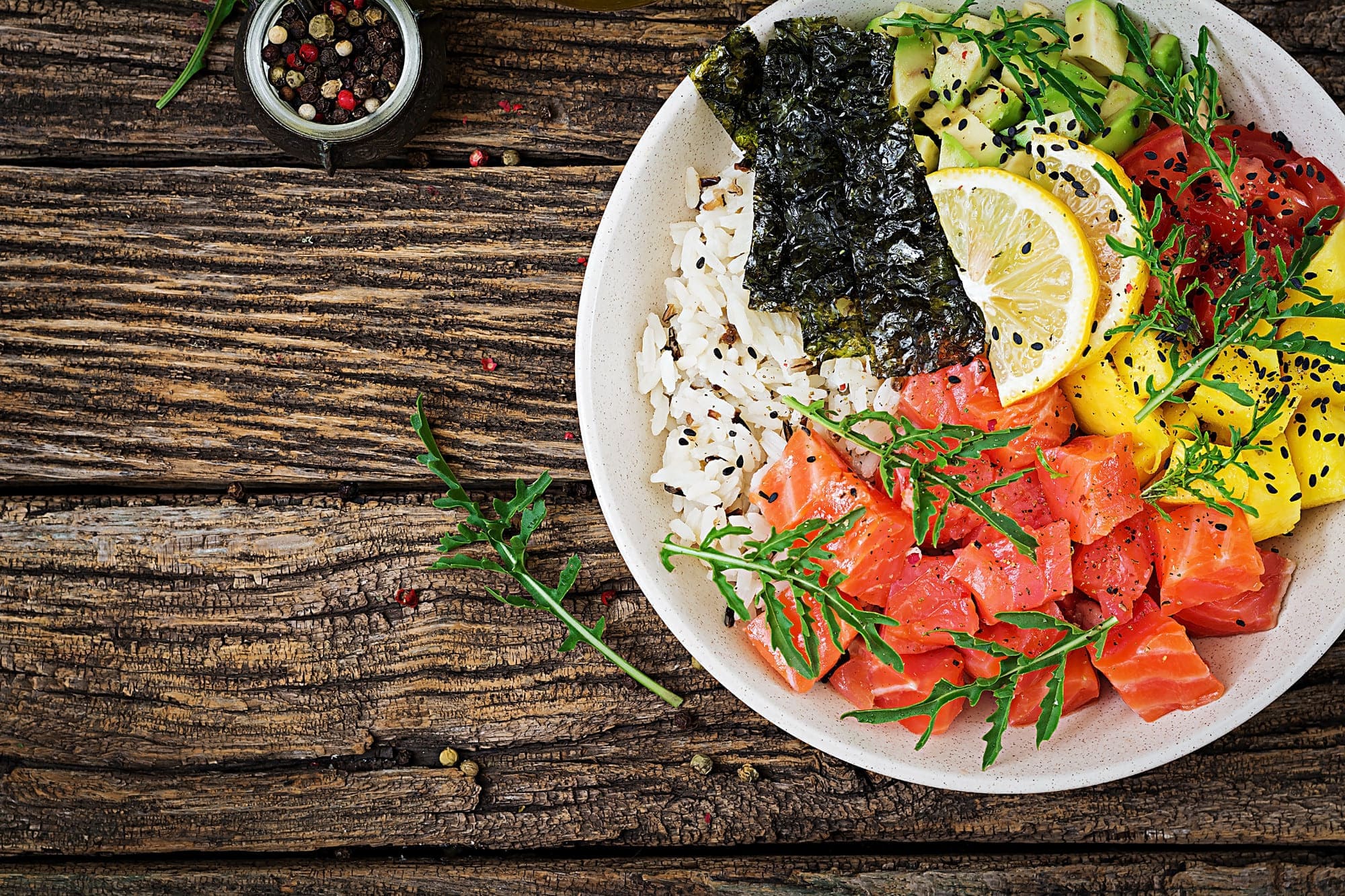 Poke bowl s lososem a mangem